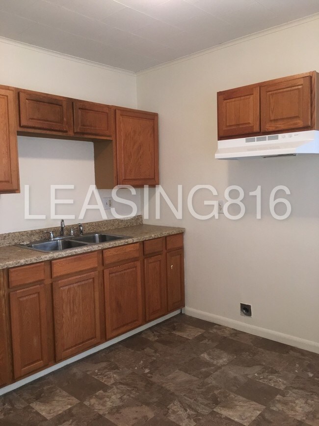 Building Photo - Upper Apt in KCK!