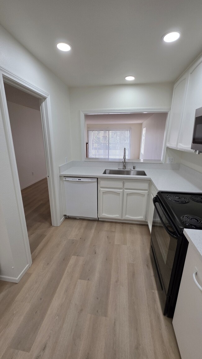 Building Photo - 3525 Lebon Dr