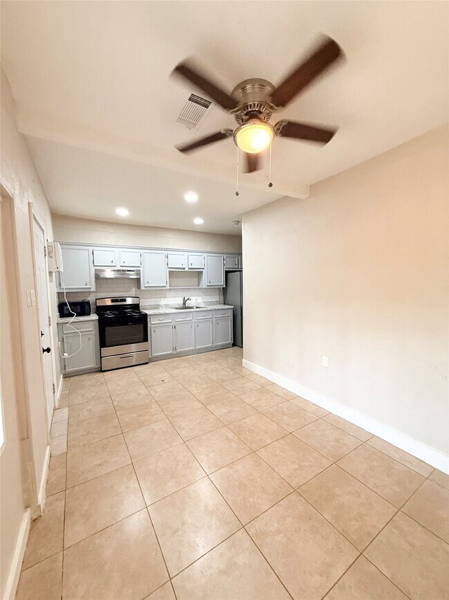 Building Photo - 6109 Saxon Dr