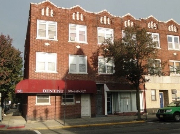 Primary Photo - 7605 Broadway