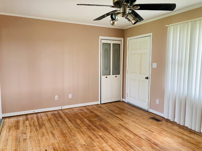 Building Photo - CUTE 3 BR, 1 BA BRICK HOME IN CONVENIENT MT OLIVE LOCATION