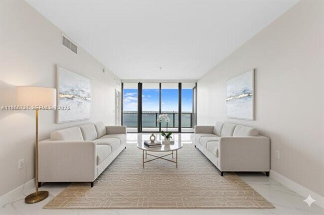 Foto del edificio - 700 NE 24th St