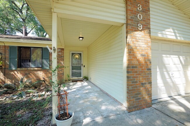 Building Photo - Central Niceville Location