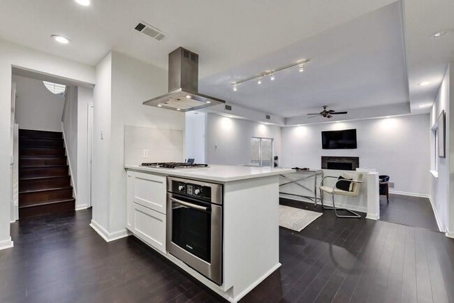 Building Photo - 1704 Newning Ave