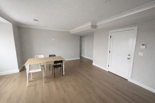 Foto del edificio - 13 Greylock Rd