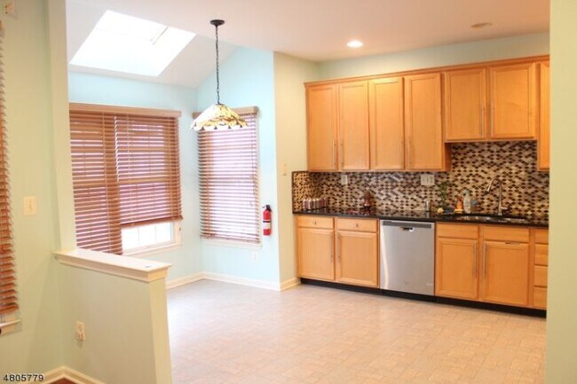 Building Photo - 59 Patriot Hill Dr