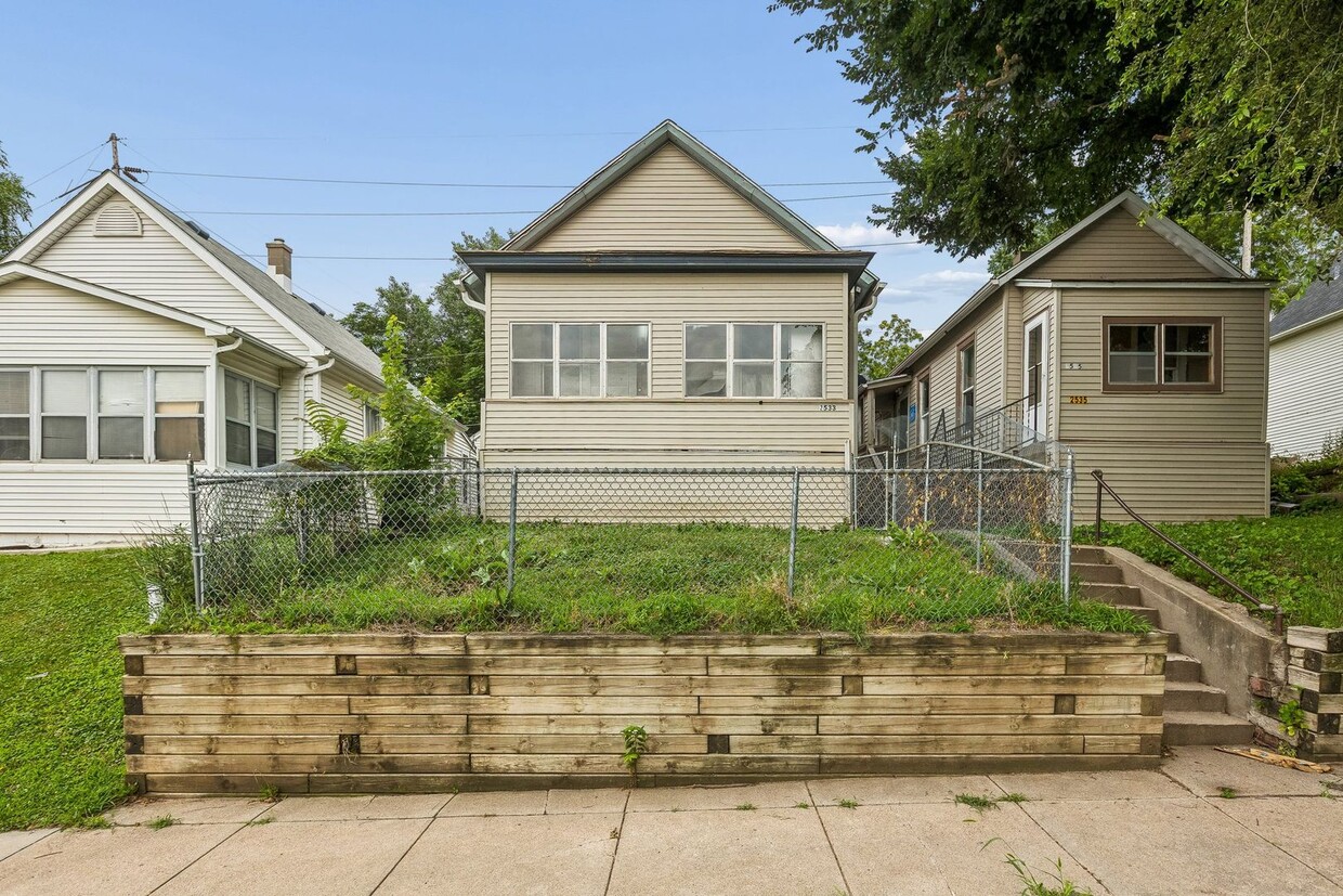 Large Single Family House - Large Single Family House