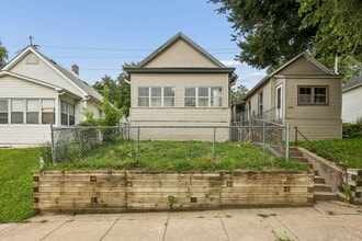 Building Photo - 2533 Rees St