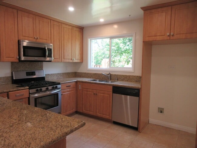 Building Photo - Beautiful Porter Ranch 3 Bedroom home on B...