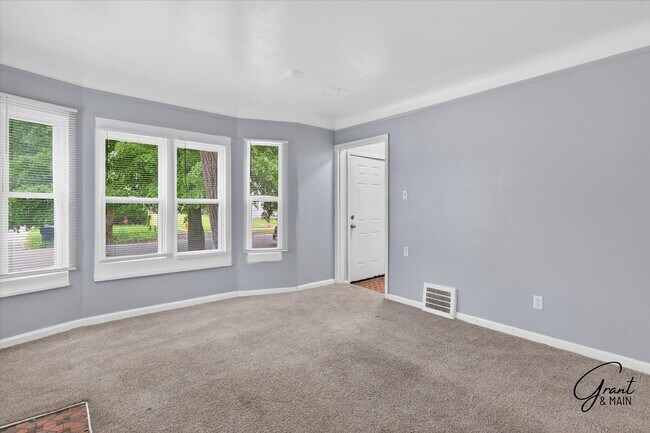 Building Photo - $1200 2 bedroom ranch