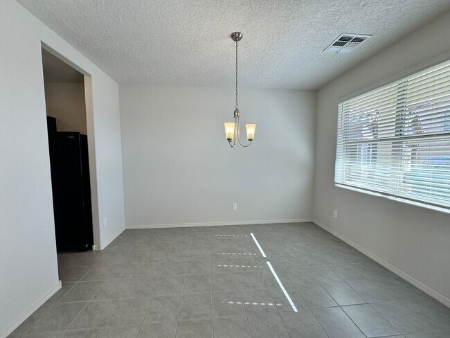 Building Photo - 3 Bed 2 Bath Energy Efficient Home!