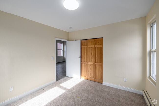 3BR, 1BA - Bedroom - York Street Apartments
