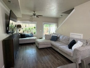 Building Photo - 927 Domain Ln