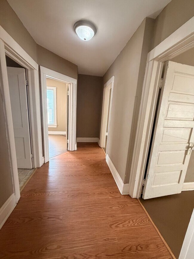 Foto del edificio - 105 E Hickman St