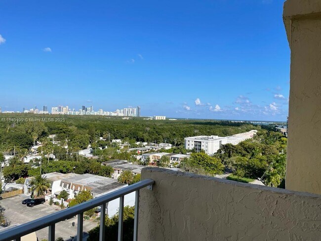 Foto del edificio - 2350 NE 135th St
