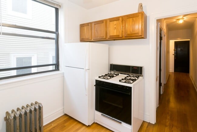 Building Photo - 1913 W Larchmont Ave