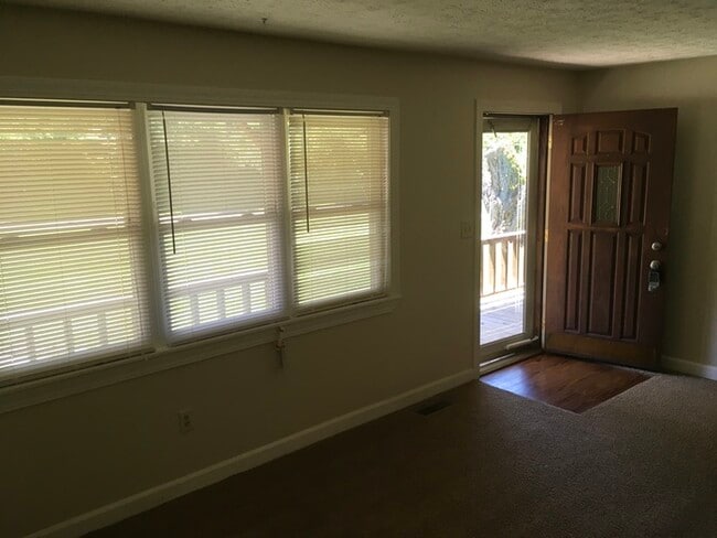 Building Photo - Wonderful Ranch with 4 bedrooms and 1 bath...