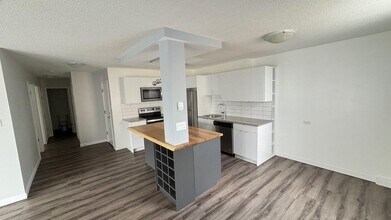 Building Photo - 535-513 13 Ave SW