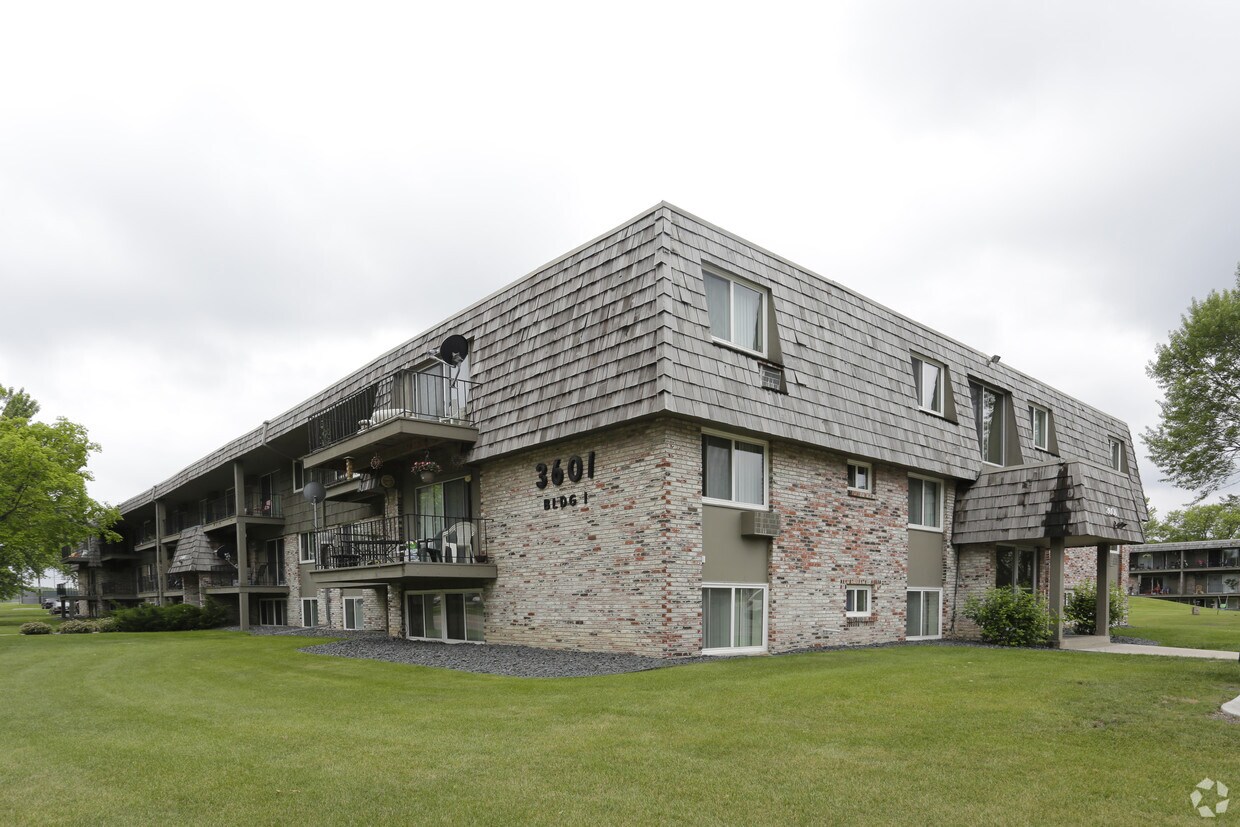 Four Seasons Villa Apartments Plymouth, MN