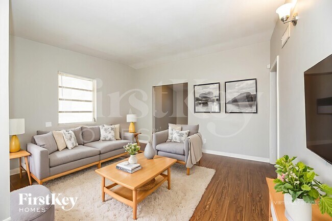 Foto del edificio - 2706 Lorna Rd