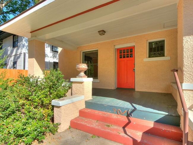 Building Photo - Charming Updated Mesta Park Duplex - New S...