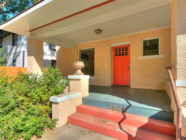 Foto del edificio - Charming Updated Mesta Park Duplex - New S...