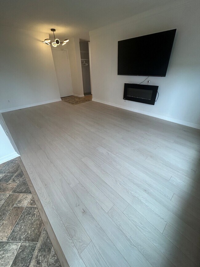 Photo du bâtiment - NEWLY RENOVATED TWO BEDROOM BEHIND WHITEOAKS MALL