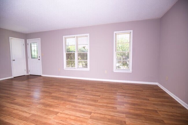 Building Photo - Spacious 4 Bedroom Home