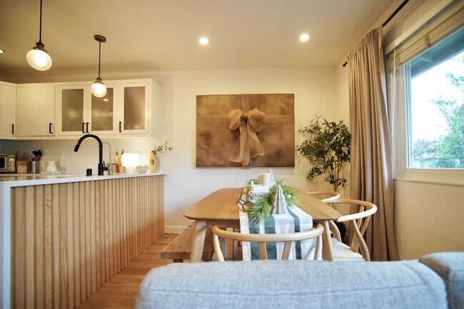 Foto del edificio - Gorgeous Remodeled 3 Bedroom 2 Bath Townhome in West SJ with Cupertino Schools!