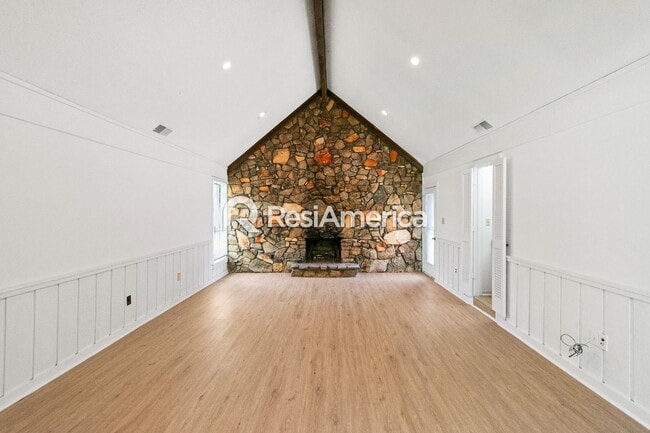 Building Photo - Newly Renovated 3/2 in a Quiet Neighborhood