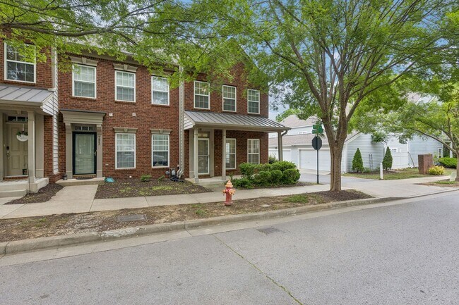 Foto del edificio - Beautifully maintained 3-bedroom, 2-bath townhome in Nashville’s highly desirable Lennox Village