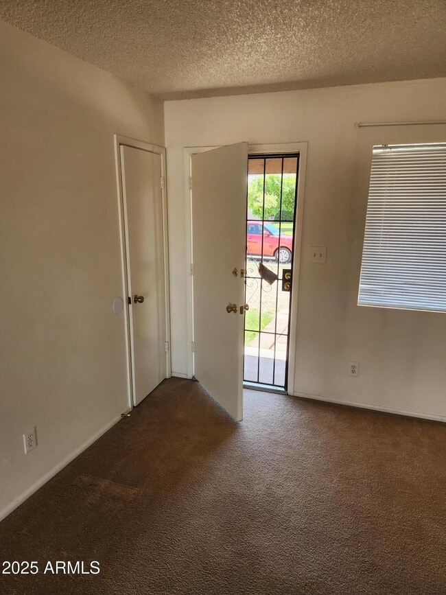 Building Photo - 728 W Bluefield Ave
