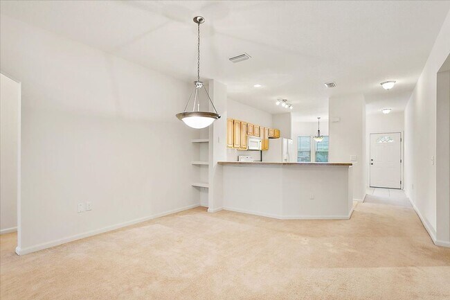 Building Photo - Large 2/2 in highly desirable The Cottages...