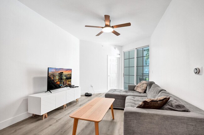 Foto del edificio - 533 NE 3rd Ave