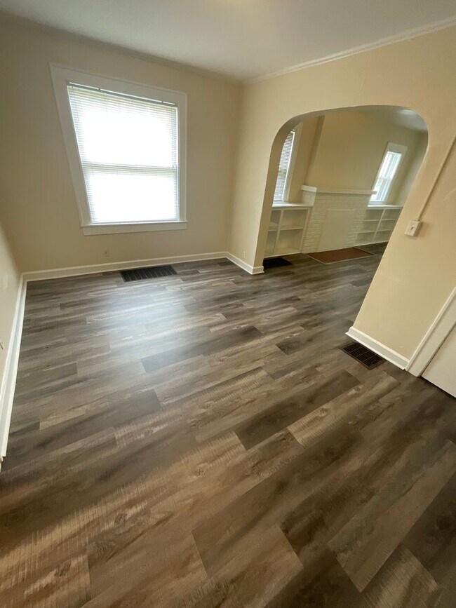 Building Photo - *Available August 2026*  4 Bedroom / 2 Bat...
