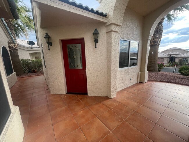 Building Photo - Beautiful Los Lagos Home