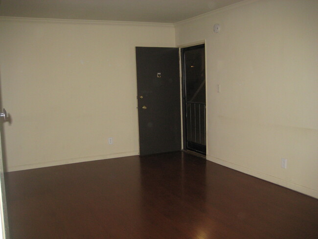 entry in apt - 4521 Colfax Ave