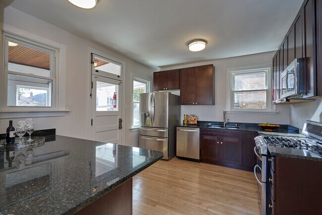 Building Photo - 1226 N Lombard Ave