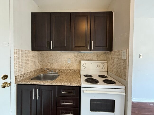 Building Photo - 140 Springhurst Ave