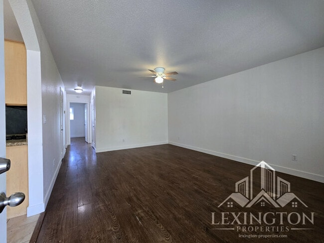 Building Photo - Beautifully Updated, 2BD/1BA, Condo availa...