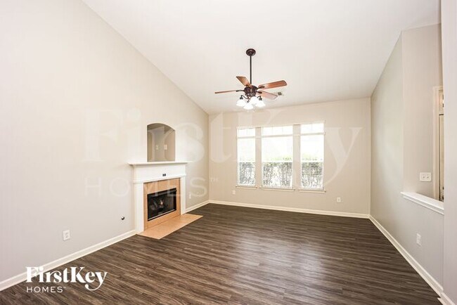 Foto del edificio - 207 Fairgrove Ln