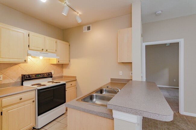Building Photo - Condo in Resort Style Community of Legacy ...