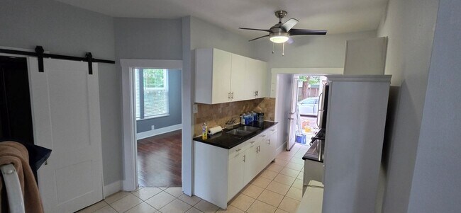 Foto del edificio - 1207 W Gray St