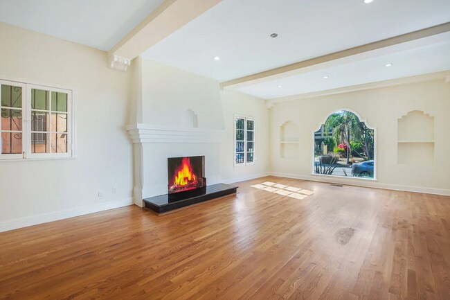 Sala de estar - 1074 S Genesee Ave