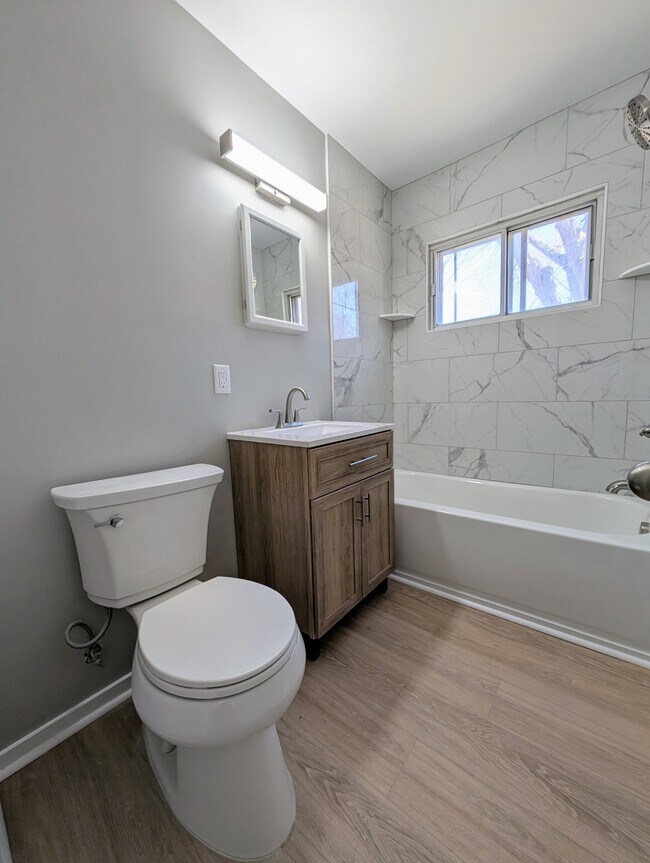Baño reformado, nuevo tocador y ducha y bañera con azulejos. - 1824 Herrick Ave NE