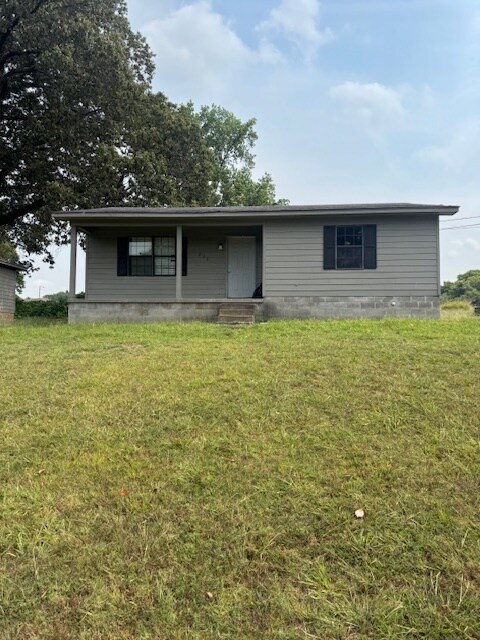 Primary Photo - 225 College St