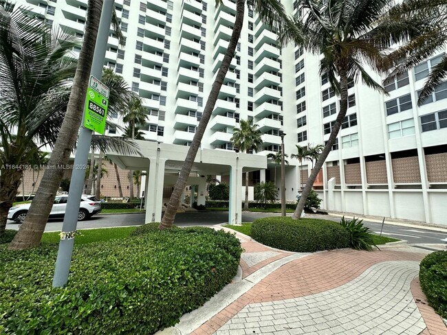 Building Photo - 2899 Collins Ave