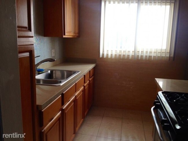 Foto del edificio - 1437 N Poinsettia Pl