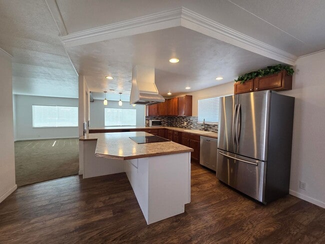 Foto del edificio - 2 Bed/2 Bath ON .30 ACRES - BRING THE TOYS!
