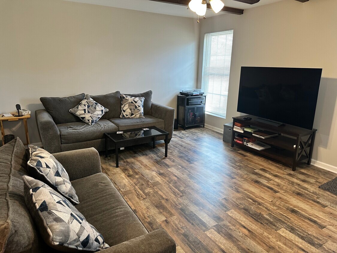 Fully furnished living room - 111 Fornum Dr